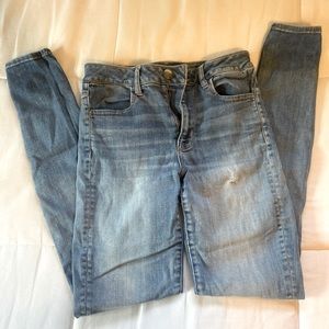 Light wash, high rise, super stretch American Eagle skinny jeans. Size 4 Long